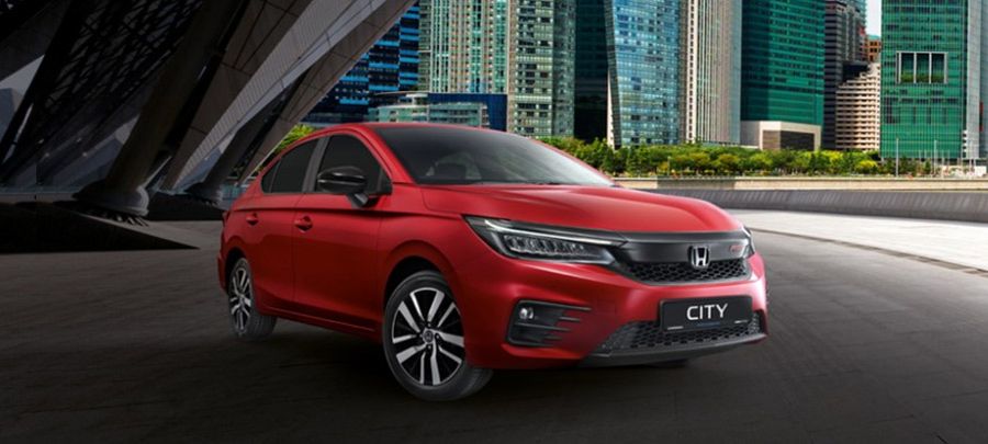 Honda City, sedan kompak dengan desain stylish, efisiensi bahan bakar, dan fitur canggih, cocok untuk perjalanan kota maupun jauh.