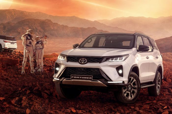 Mobil Toyota Fortuner, dengan desain tangguh dan elegan. 