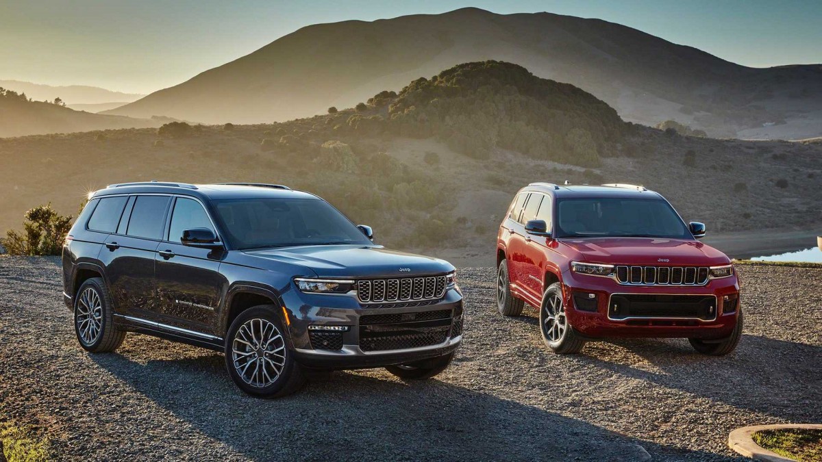 Jeep Grand Cherokee, SUV mewah dengan kemampuan off-road tangguh dan fitur-fitur premium untuk kenyamanan perjalanan.