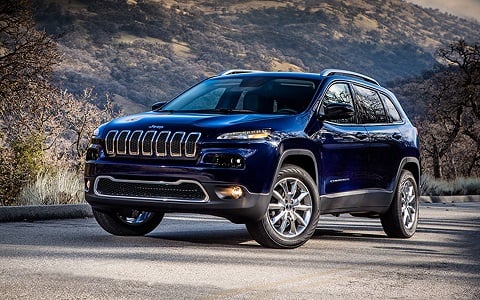 Jeep Cherokee, SUV mid-size yang menawarkan kenyamanan, teknologi canggih, dan kemampuan off-road yang tangguh.